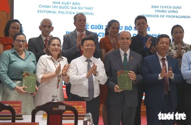 Việt Nam xuất bản bộ 'Tuyển tập các tác phẩm chọn lọc của Fidel Castro Ruz' tặng nhân dân Cuba