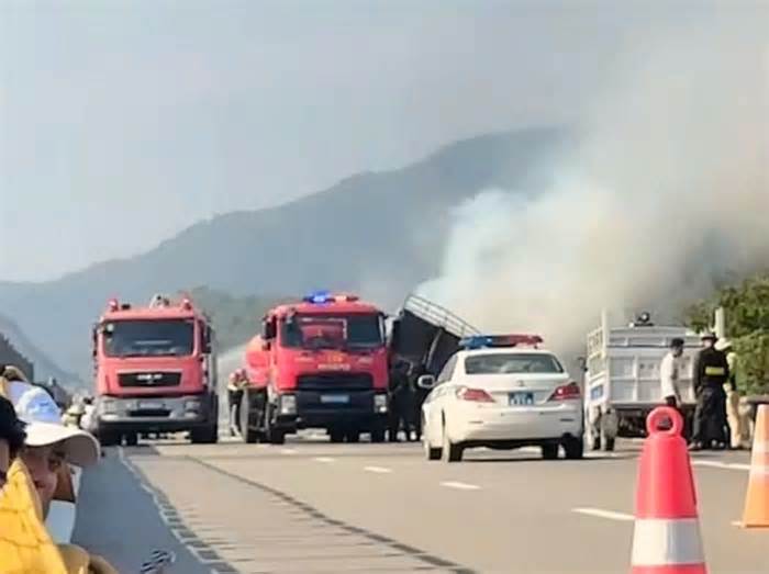 Cháy xe tải trên cao tốc Cam Lâm - Vĩnh Hảo, khói lửa bốc cao tại km117