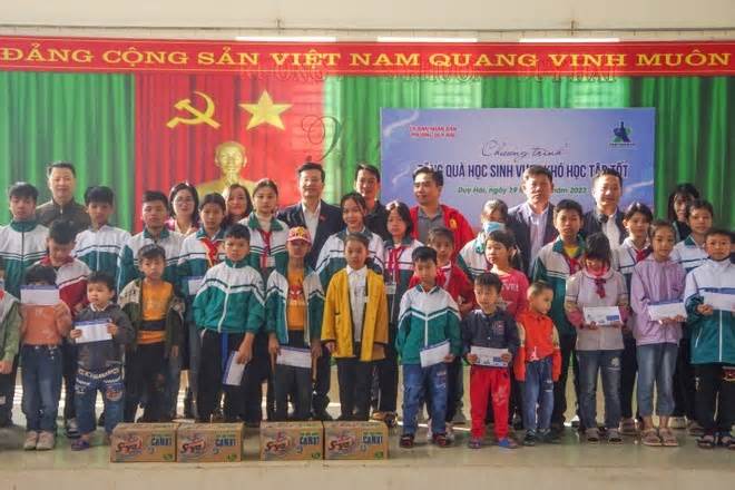 Tân Hiệp Phát trao quà cho các học sinh nghèo Hà Nam