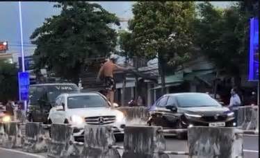 Người đàn ông chặn ôtô trên đường rồi nhảy lên đầu xe ở Khánh Hòa