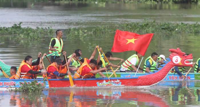 Tưng bừng đua thuyền trên sông Sài Gòn mừng Quốc khánh 2.9