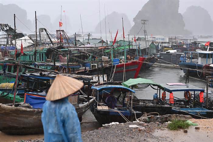 Quảng Ninh: du thuyền chìm, cao ốc bị sập cửa kính