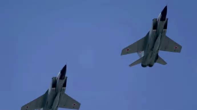 Bốn máy bay MiG-31K mang tên lửa Kinzhal của Nga xuất kích