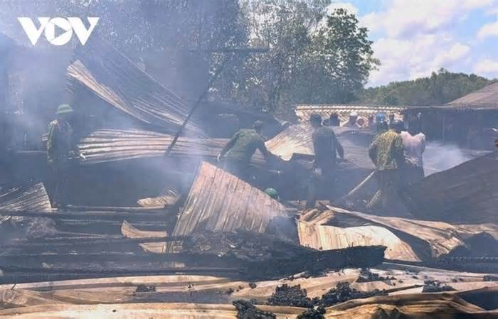 Cháy 5 nhà dân ở Cà Mau