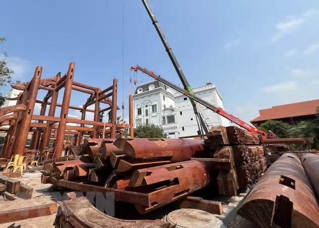 Quảng Ngãi tháo dỡ tòa nhà gỗ lớn xây dựng trái phép trên đất lúa