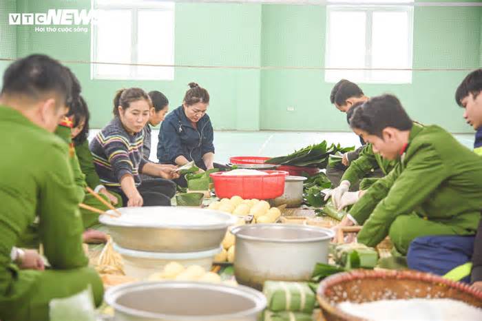 Chiến sĩ công an vừa trực chiến vừa gói bánh chưng tặng người nghèo dịp Tết