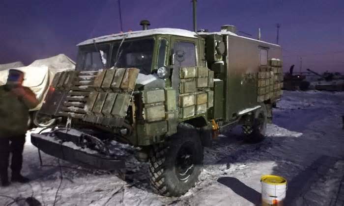 Lính Nga lắp giáp phản ứng nổ lên xe tải