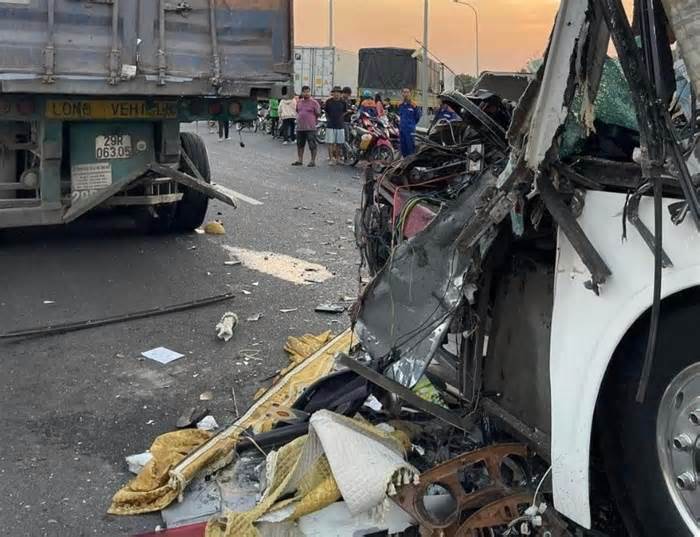 Tài xế tử vong, 12 hành khách bị thương trên cao tốc TPHCM - Long Thành