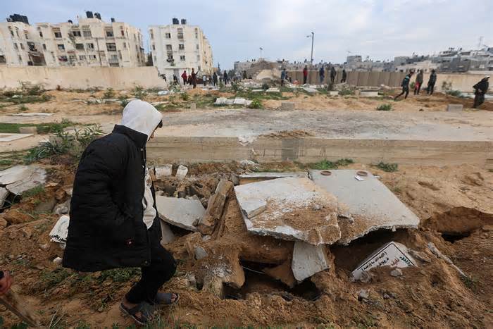 Israel khai quật mộ ở Gaza tìm con tin