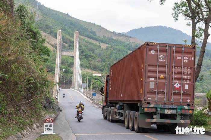Cầu huyết mạch nối quốc lộ 9 đi Lào, Thái Lan hiện có thể sập bất cứ lúc nào