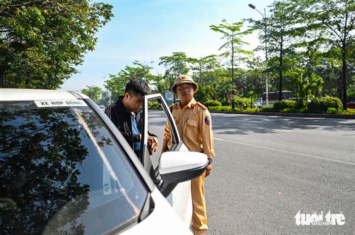 Ô tô dừng đỗ, đón khách bừa bãi trên phố Hà Nội: Tài xế nói 'không làm vậy sẽ mất khách'