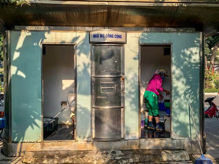 Hà Nội: Nhà vệ sinh công cộng vừa thiếu vừa bị 'bỏ hoang'