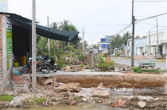 Người dân Tiền Giang tháo dỡ nhà cửa giao mặt bằng dự án cầu Rạch Miễu 2