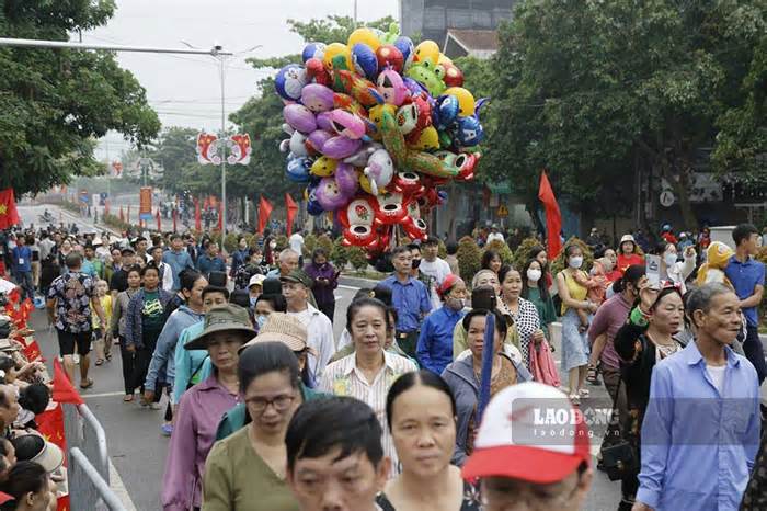 Người dân đổ xuống đường từ 4h sáng theo dõi Lễ kỷ niệm Chiến thắng Điện Biên Phủ
