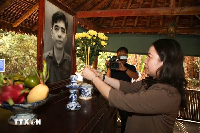 Quyền Chủ tịch nước Võ Thị Ánh Xuân thăm và tặng quà tại tỉnh Tây Ninh