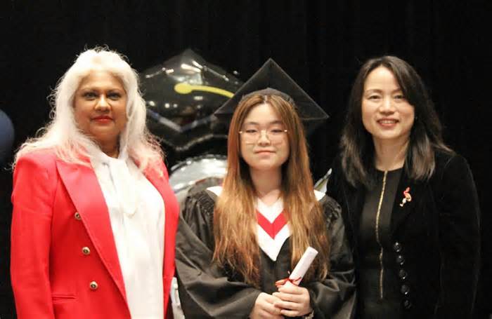 Nữ sinh Việt Nam chinh phục 5 ngoại ngữ và trường top 1 Canada