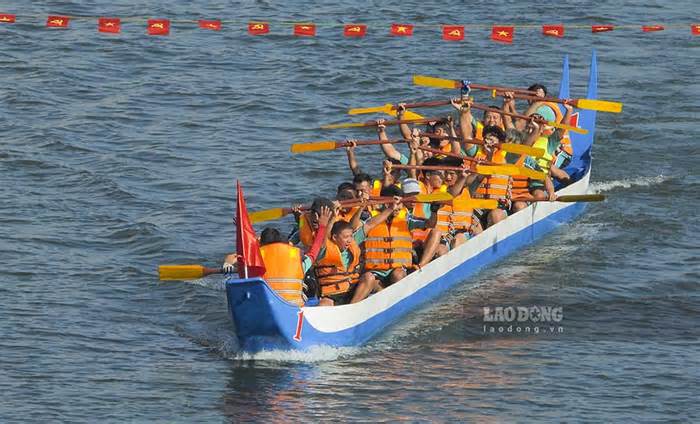 Mãn nhãn xem Lễ hội đua thuyền đuôi én tại Điện Biên ngày đầu năm mới