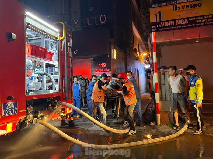 Tình trạng 6 nạn nhân đang được cấp cứu trong vụ cháy ở Hà Nội