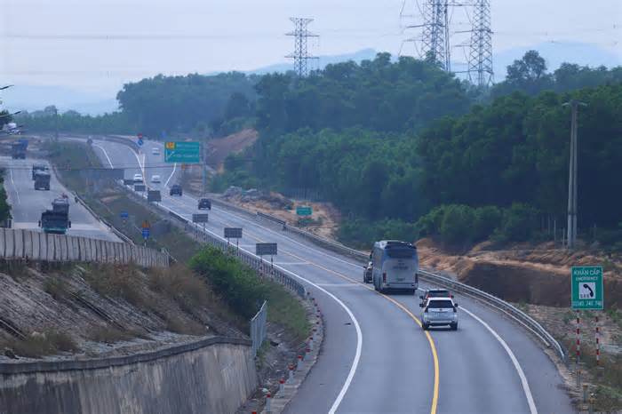 CSGT tăng cường xử phạt tài xế vượt ẩu trên cao tốc Cam Lộ - La Sơn