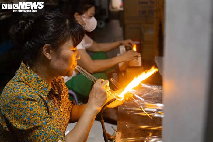 Nghề mưu sinh độc đáo ở Hà Nội: 'Ôm' lò lửa giữa nắng nóng để 'thổi' ra tiền