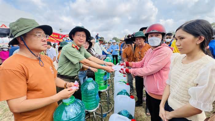 Công an An Giang gửi hàng nghìn bình nước ngọt đến Tiền Giang
