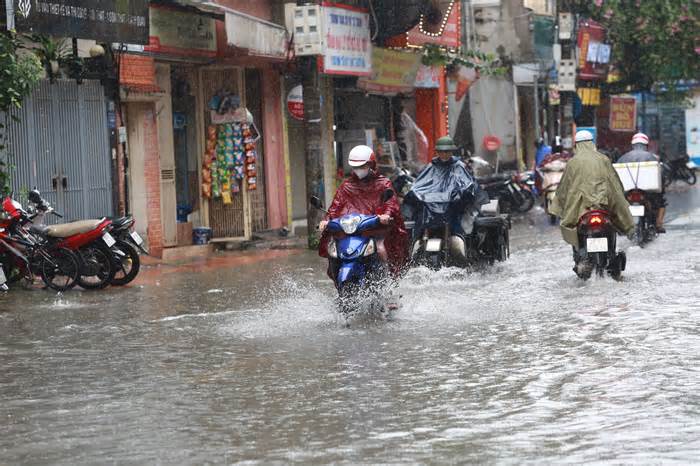 Mưa kéo dài ở Hà Nội