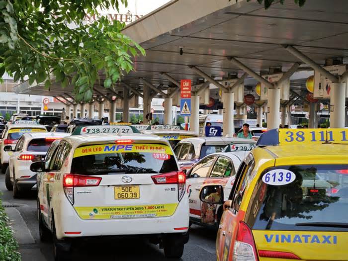 Xem xét cấp thẻ cho tài xế xe taxi, xe công nghệ ra vào đón khách ở Tân Sơn Nhất