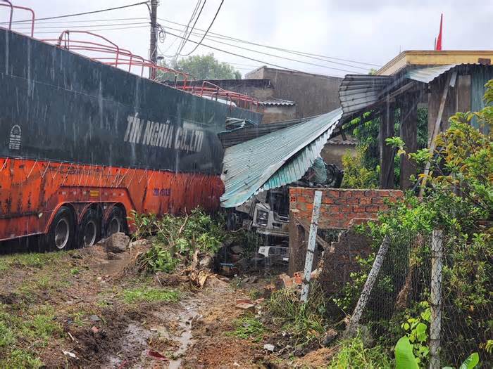 Xe container mất lái lao vào nhà dân