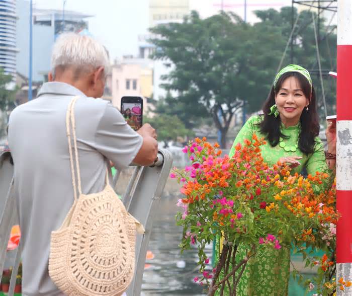 Người người đổ về chợ hoa xuân Bình Đông: Hoa trái ngập tràn, chỉ lo thiếu người mua