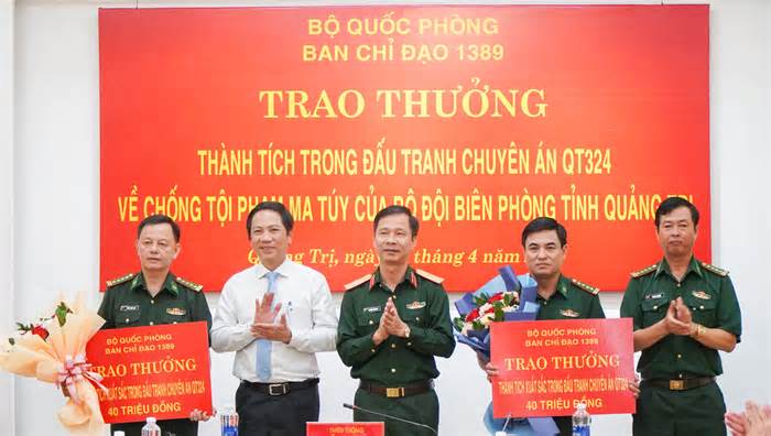 Bộ Quốc phòng trao thưởng chuyên án bắt 9 đối tượng người Lào vận chuyển 100 kg ma túy