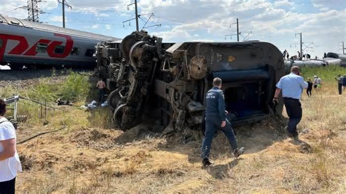 Nga: Xe tải chặn đầu xe lửa, 140 người bị thương