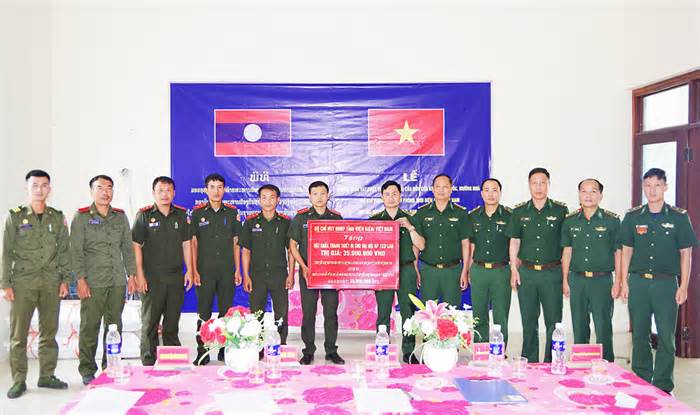 Bộ đội Biên phòng Điện Biên trao nhiều phần quà cho Biên phòng Lào