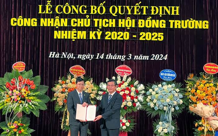 Trao quyết định bổ nhiệm Chủ tịch Hội đồng trường Trường Đại học Sư phạm Hà Nội cho PGS Nguyễn Văn Hiền