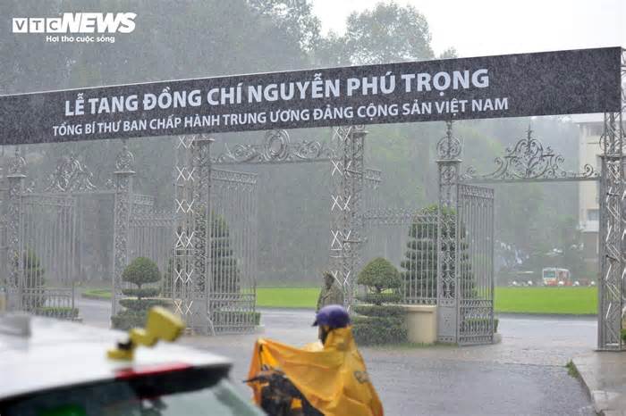 Người dân TP.HCM đội mưa, xếp hàng vào viếng Tổng Bí thư Nguyễn Phú Trọng