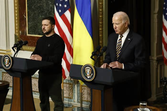 Ông Biden khuyên Tổng thống Ukraine đừng từ bỏ hy vọng