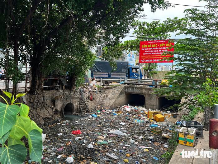 Xả rác thẳng tay, nhưng hễ ngập cống, rác nổi lại ta thán