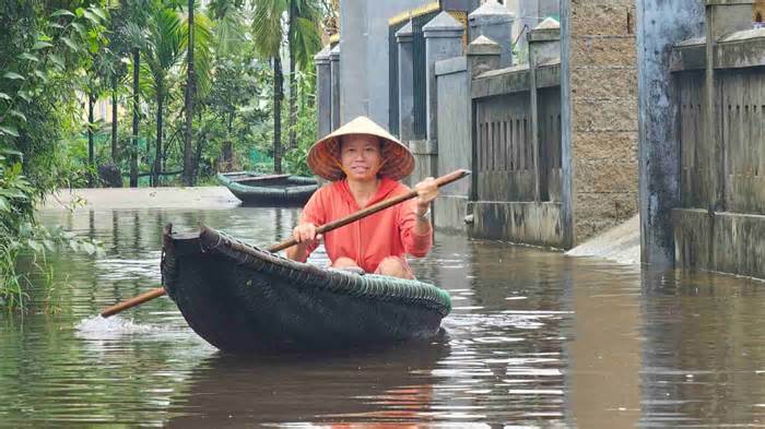 Nỗi khổ của người dân nơi 'rốn lũ' Thừa Thiên Huế