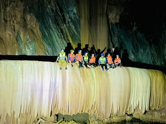 Quảng Bình: Nghiêm cấm tác động thạch nhũ trong hang động