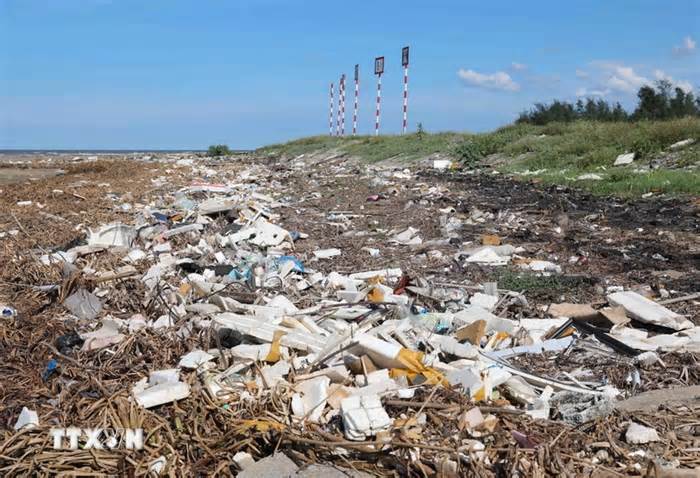 Nghệ An: Bãi biển huyện Diễn Châu bị “bức tử” vì rác thải