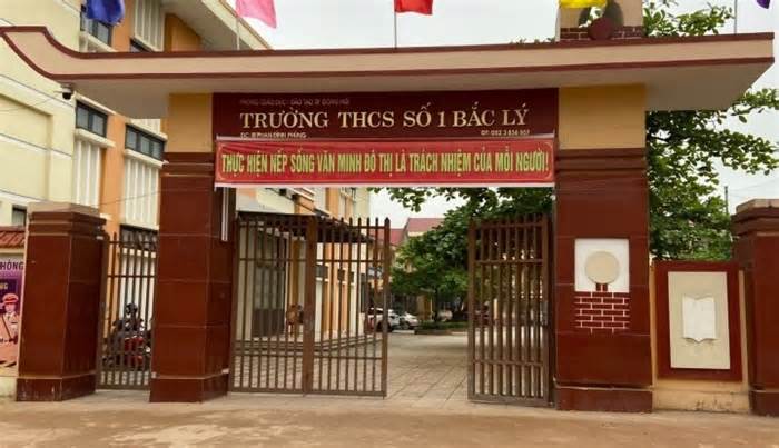 Quảng Bình: Nữ sinh lớp 7 đánh bạn, bắt quỳ trong lớp học