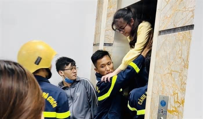 Giải cứu 4 học sinh mắc kẹt trong thang máy ở Thanh Hóa