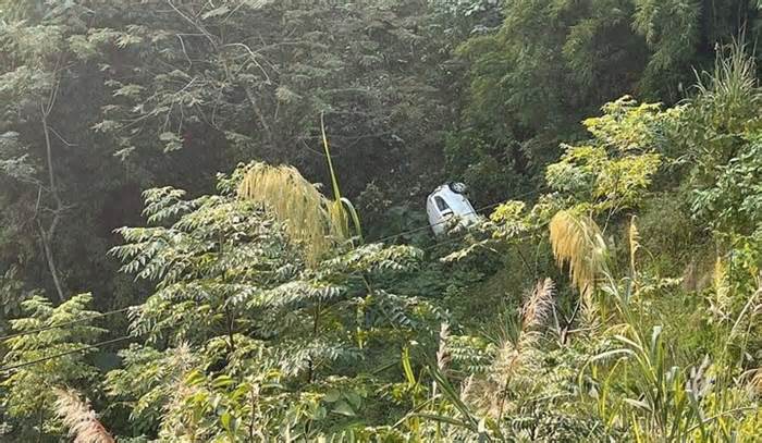 Ô tô con lao xuống vực ở Sơn La, 2 người bị thương nặng