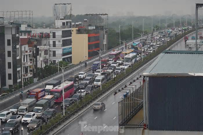 Hà Nội: Cầu Vĩnh Tuy ùn tắc nghiêm trọng trong nhiều giờ