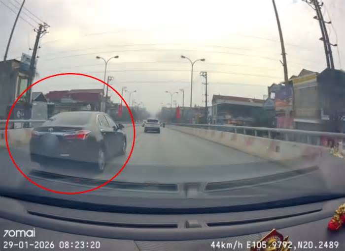 Cảnh sát giao thông xử phạt lái xe đi ngược chiều trên cầu vượt