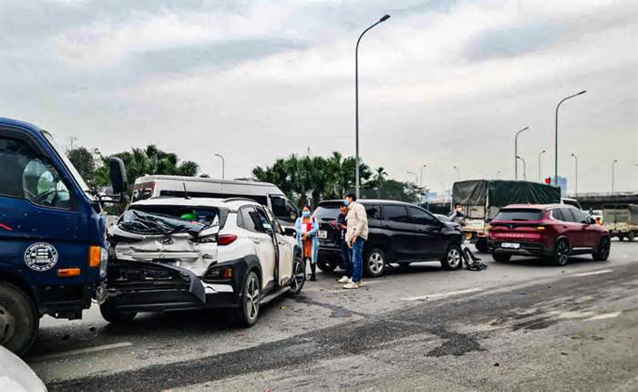 Tai nạn liên hoàn ở Hà Nội, 6 ô tô hư hỏng