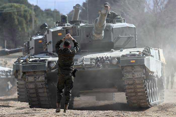 Vũ khí phương Tây viện trợ Ukraina: 1 dòng xe tăng nhưng 8 loại đạn