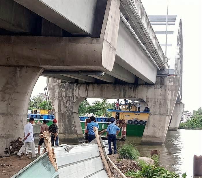 Sà lan va làm hư hỏng nặng dầm cầu Mang Thít, tỉnh Vĩnh Long