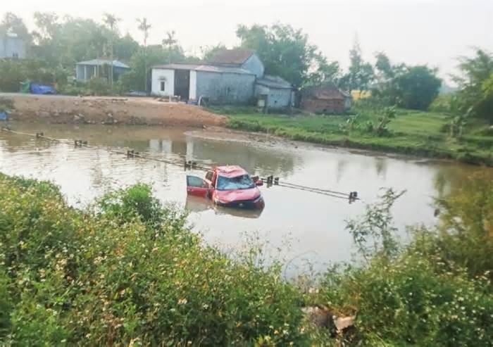 Xe ô tô bất ngờ lao xuống hồ, một người tử vong