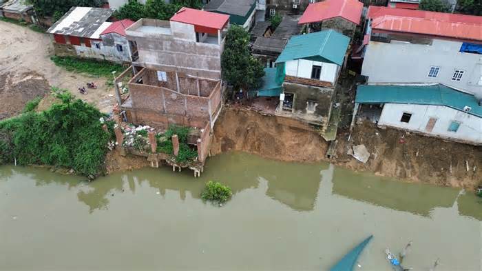 Sạt lở đê sông Cầu ở Bắc Ninh: Những căn nhà bị 'nuốt' chửng