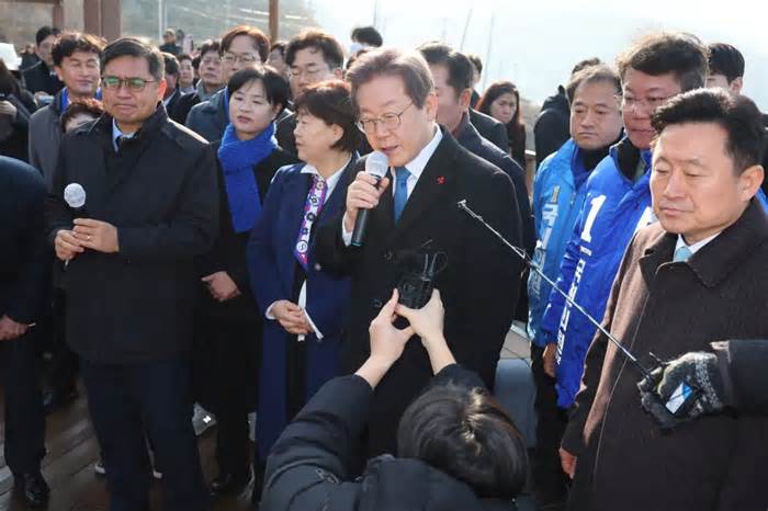 Chính trị gia Hàn Quốc bị đâm khi đang trả lời phỏng vấn